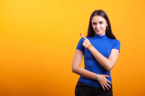 Moliendo a una mujer bonita apuntando hacia afuera — Foto de Stock