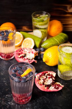 Doğal detoks suyu organik meyve yapılmış