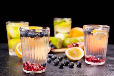 Berried meyve ve sebze gözlük detoks su ile yanındaki