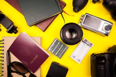 Flatlay sarı zemin üzerine gezgin kitinin üstten görünüm