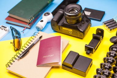 İki renkli arka plan üzerinde farklı aksesuarlar ile fotoğraf makinesi