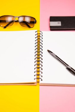 Düz yatıyordu bir writter kavramı