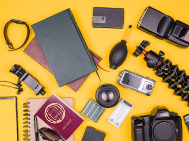 Üstten görünüm düz gezgin blogger kiti yatıyordu