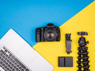 Fotoğraf makinesi aksesuarları bir dizüstü yanında ile