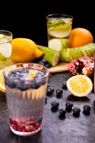 Φρούτα, Βολβοί-κόνδυλοι και λαχανικά δίπλα σε ποτήρια με νερό detox — Φωτογραφία Αρχείου
