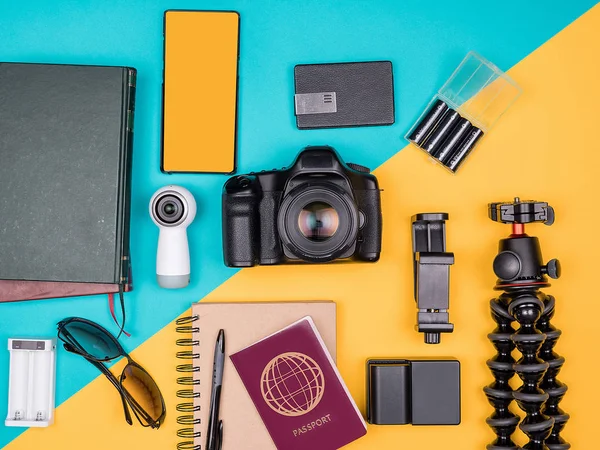 Kit para blogueiros viajantes para férias de verão — Fotografia de Stock