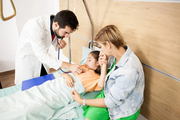 Médico revisando su corazón paciente —  Fotos de Stock