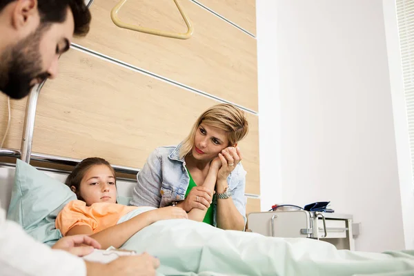 Dokter geven het nieuws aan haar patiënt — Stockfoto