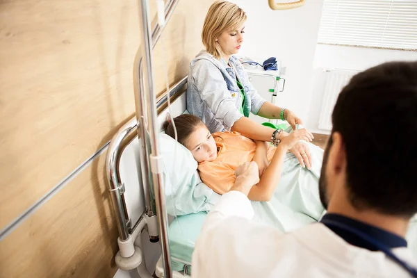 Arts controleren van haar patiënt hart — Stockfoto