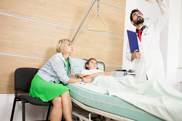 Doktor dává dobrou zprávu pro svého pacienta — Stock fotografie