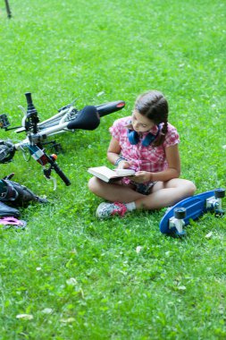 Kız iyi bir kitap okuma 