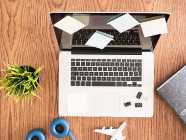 Üstten görünüm görüntü Not çıkartmaları ile kaplı dizüstü