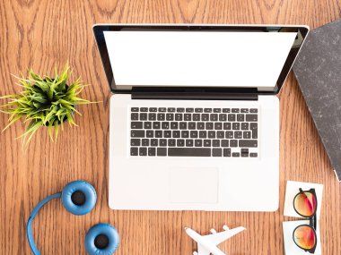 Gezgin işadamı laptop ahşap Resepsiyon üstten görünüm