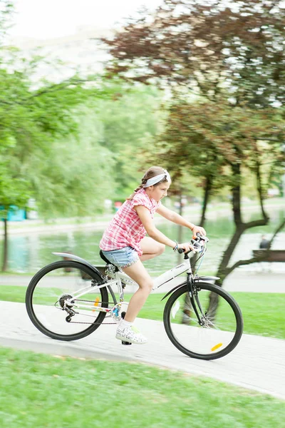 Meisje paardrijden haar fiets — Stockfoto