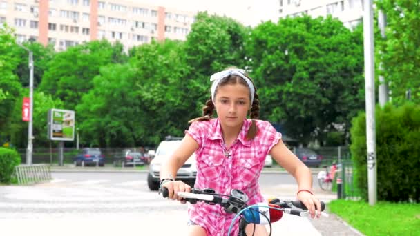 Rallentare abbastanza adolescente ragazza in sella a una bicicletta — Video Stock