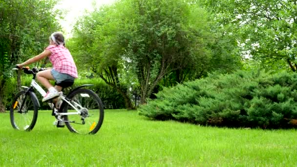 Дівчина на велосипеді перетинає рамку — стокове відео