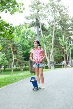 Having oyunculuk ile onun paten parkta kız 