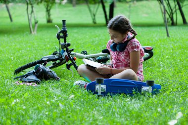 Kız iyi bir kitap okuma 