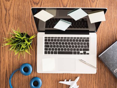 Üstten görünüm görüntü Not çıkartmaları ile kaplı dizüstü