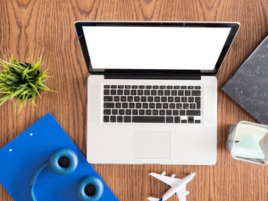 Gezgin iş adam kavramı görüntü ahşap masa 