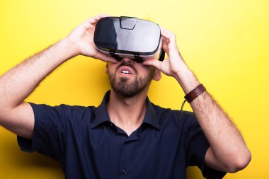 Bir patlama Vr kulaklığı ile çekici bir genç adam