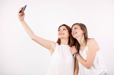 Bir selfie alarak iki güzel genç bir kadın portresi kapatın