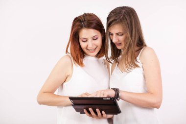 Tablet Pc tutan iki güzel kadın portresi