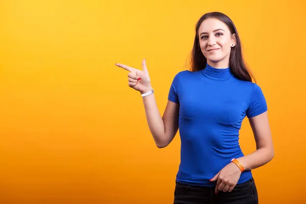 Moliendo a una mujer bonita apuntando hacia afuera — Foto de Stock