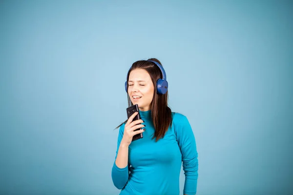 Menina bonito cantando em seu telefone — Fotografia de Stock