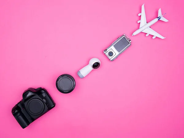 Plana leigos vista superior de um avião no fundo rosa — Fotografia de Stock