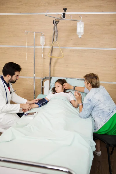 Médico tomando tensión arterial de su paciente — Foto de Stock