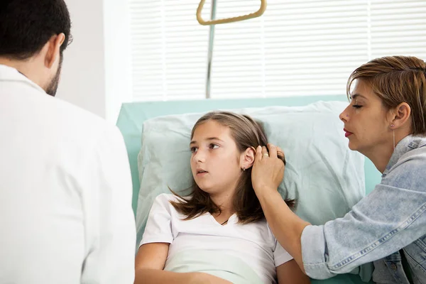 Doctor hablando con chica paciente —  Fotos de Stock