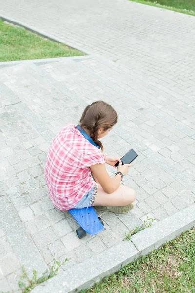 Dziewczyna robienia zdjęć w parku — Zdjęcie stockowe