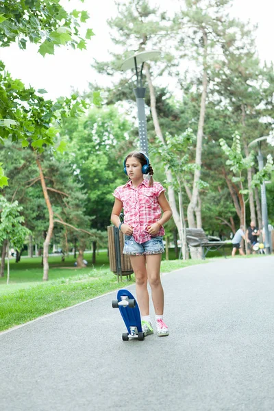 Having oyunculuk ile onun paten parkta kız 