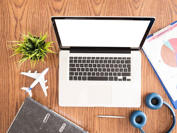 İş adamı dizüstü üstten görünüm üzerinde ahşap 