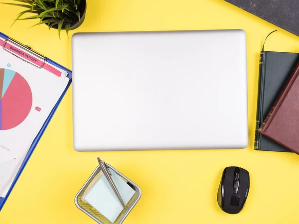 Vista superior del escritorio amarillo de un hombre de negocios — Foto de Stock