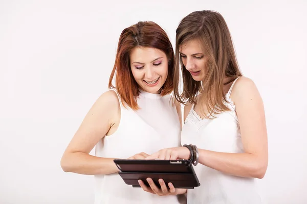 手持平板电脑的两名美女肖像 — 图库照片