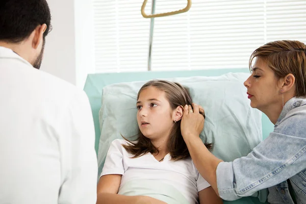 Doctor talking with patient girl Royalty Free Stock Photos