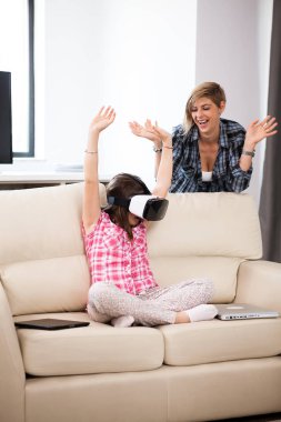 İle bir sanal gerçeklik kulaklık kız mutlu çocuk