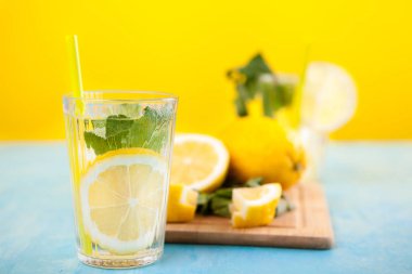 İki bardak taze ve lezzetli limonata