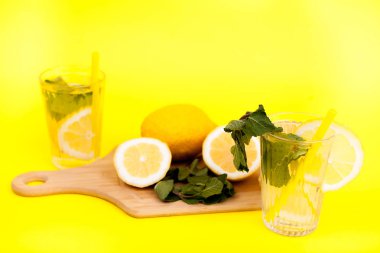 Organik ve taze limon soğuk ve lezzetli limonata yaptı