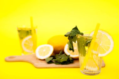 Organik meyve taze Detoks limon suyundan yapılmıştır