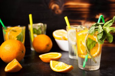 Portakal suyu ve limonata ile gözlük