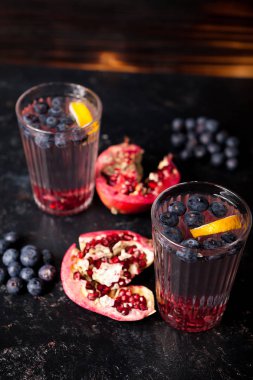 İki bardak infüzyon su organik çilek ve nar ile
