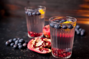 Organik berried yapılan Detoks suyu ve nar ile gözlük