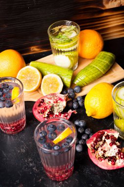 Organik detoks su taze doğal meyveler, meyve ve sebze yapılmış