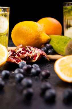 Berried, nar ve koyu ahşap zemin üzerine limon