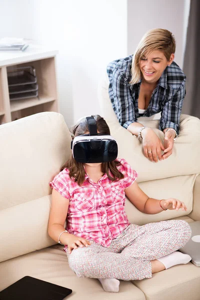 Sanal gerçeklik kulaklık ve o dönemin oyunları Oyunlar giyen çocuk mutlu