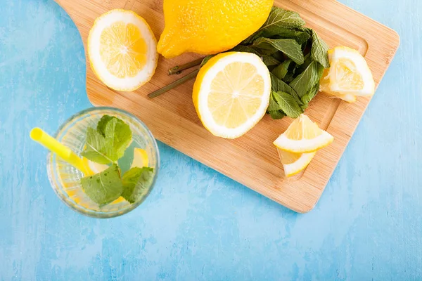 Limon taze organik detoks su üstten görünüm