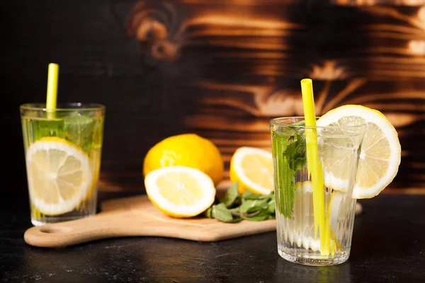 Doğal meyve ile organik ev yapımı limonata